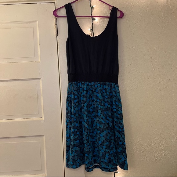 Anthropologie Dress with ruffle shoulder , leaf pattern & pockets ! - Picture 4 of 7